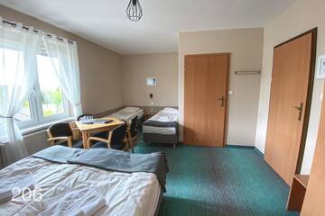 Фото номера Стандартный четырехместный номер Гостевой дом Granada Pensjonat &amp; SPA г. Душники-Здруй 7