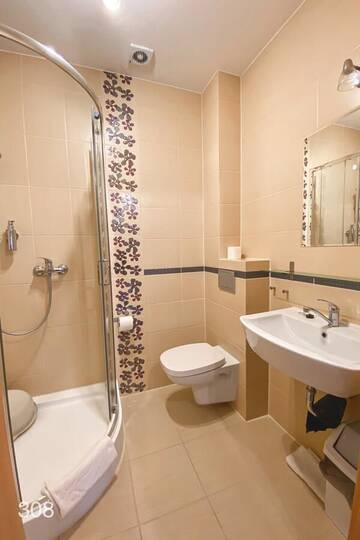 Фото номера Стандартный трехместный номер Гостевой дом Granada Pensjonat &amp; SPA г. Душники-Здруй 7