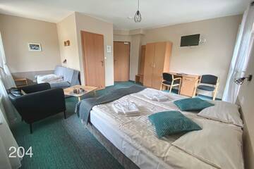 Фото номера Стандартный трехместный номер Гостевой дом Granada Pensjonat &amp; SPA г. Душники-Здруй 4