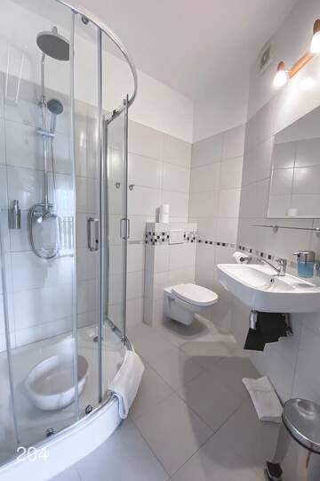 Фото номера Стандартный трехместный номер Гостевой дом Granada Pensjonat &amp; SPA г. Душники-Здруй 3