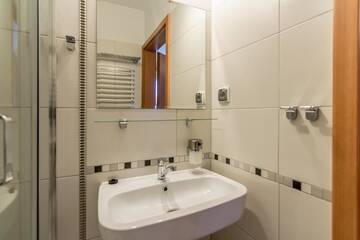 Фото номера Стандартный четырехместный номер Гостевой дом Granada Pensjonat &amp; SPA г. Душники-Здруй 23